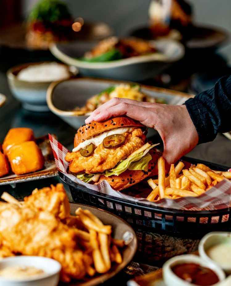 Гость Qazmaq ест картофель фри с курицей